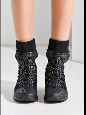 NWOT Nike Roshe Two Hi Flash GS Black Winter Boots Puffer High Top Women 8.5